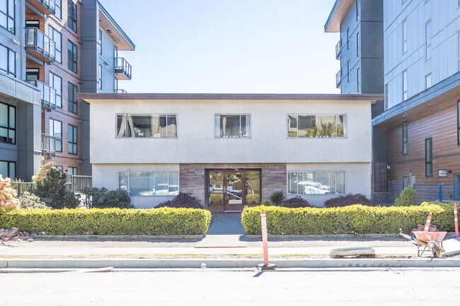 143 4th St E in North Vancouver, BC - Building Photo - Building Photo