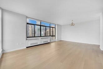 303 E 43rd St, Unit 27B in New York, NY - Foto de edificio - Building Photo