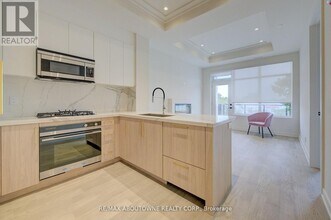 123 Maurice Dr in Oakville, ON - Building Photo - Building Photo