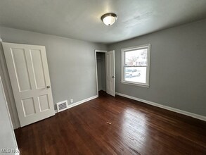 5185 Anthony St in Maple Heights, OH - Foto de edificio - Building Photo