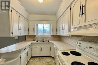 6852 Hagar Ave in Niagara Falls, ON - Building Photo - Building Photo