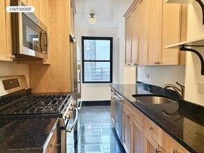 210 E 68th St in New York, NY - Building Photo - Building Photo