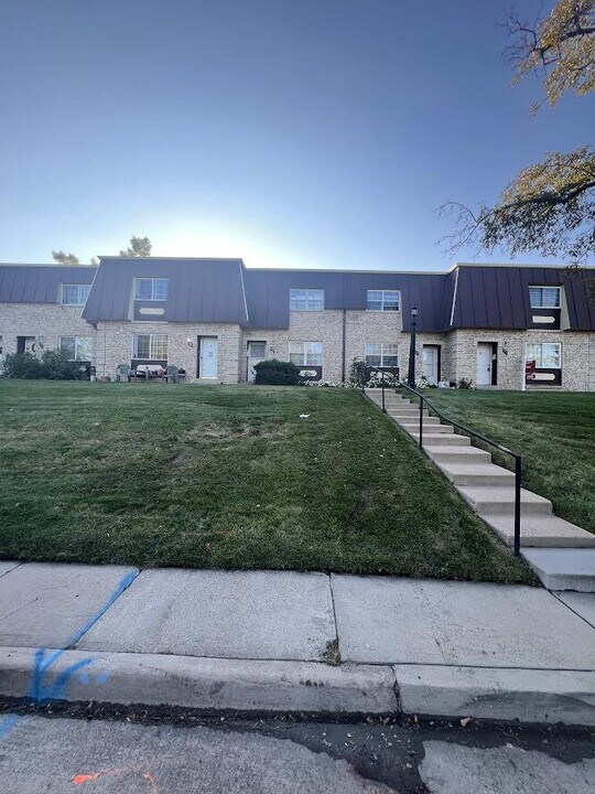 5681 S Lowell Blvd in Littleton, CO - Building Photo
