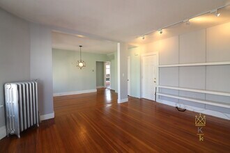 21 Osborne Rd, Unit 2 in Brookline, MA - Foto de edificio - Building Photo