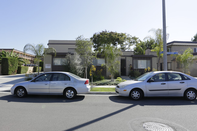 17252 Keelson Ln in Huntington Beach, CA - Foto de edificio - Building Photo