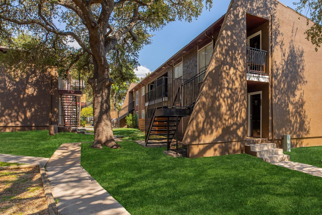 Green Oaks at Medical Apartments in San Antonio, TX - Building Photo