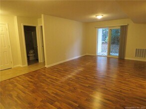 1 Concorde Way in Windsor Locks, CT - Building Photo - Building Photo