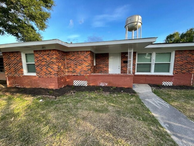 610 Garrett St in Liberty, TX - Building Photo - Building Photo