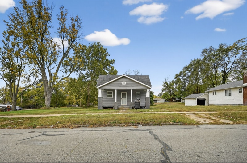 979 W King St in Decatur, IL - Foto de edificio