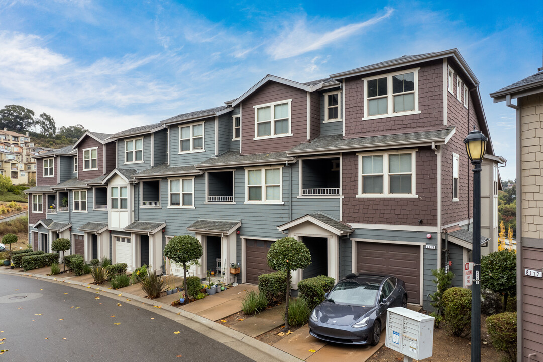 6125 Old Quarry Loop in Oakland, CA - Foto de edificio