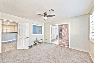 647 Pacific Cascades Dr in Henderson, NV - Foto de edificio - Building Photo