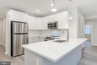 3449 Scotts Ln, Unit B321 in Philadelphia, PA - Foto de edificio - Building Photo