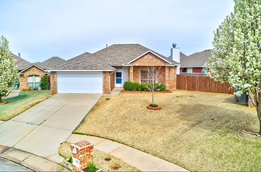 913 SW 40th St in Moore, OK - Building Photo