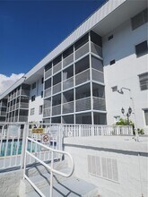 3750 NE 170th St in North Miami Beach, FL - Foto de edificio - Building Photo