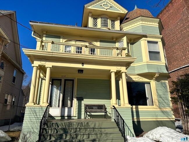 1537 Chapel St in New Haven, CT - Building Photo - Building Photo