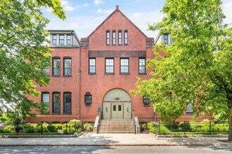 72 Ashland St, Unit 305 in Malden, MA - Building Photo - Building Photo