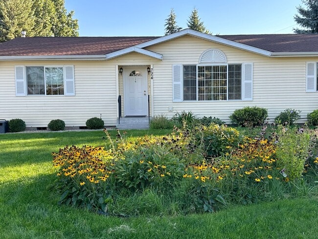 724 E Ladd St in Medical Lake, WA - Building Photo - Building Photo