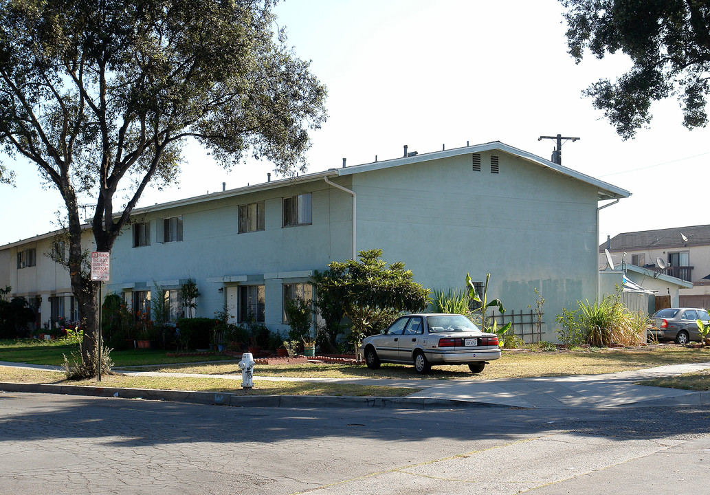 2729 S Rosewood Ave in Santa Ana, CA - Building Photo