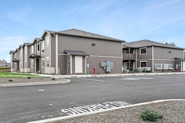 McKenzie Apartments in College Place, WA - Foto de edificio - Building Photo