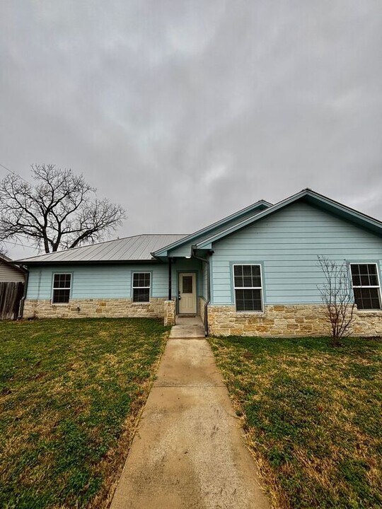 1202 Ave B in Lacy Lakeview, TX - Building Photo