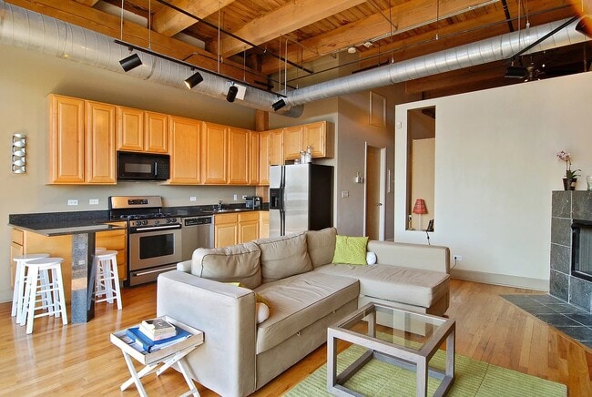 2735 W Armitage Ave, Unit 305 in Chicago, IL - Building Photo - Building Photo