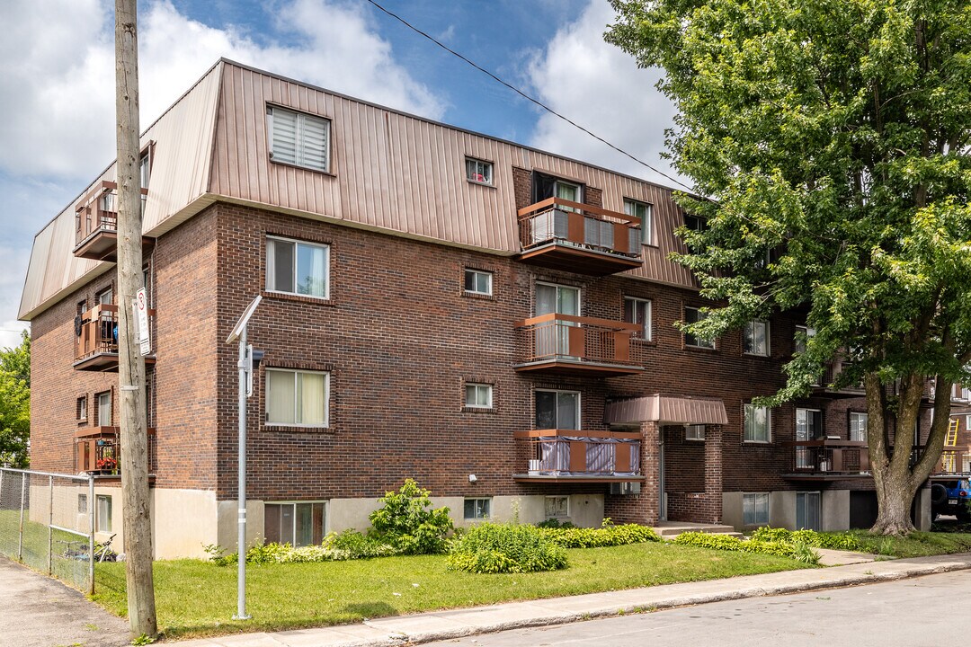 646 73E Av in Laval, QC - Building Photo