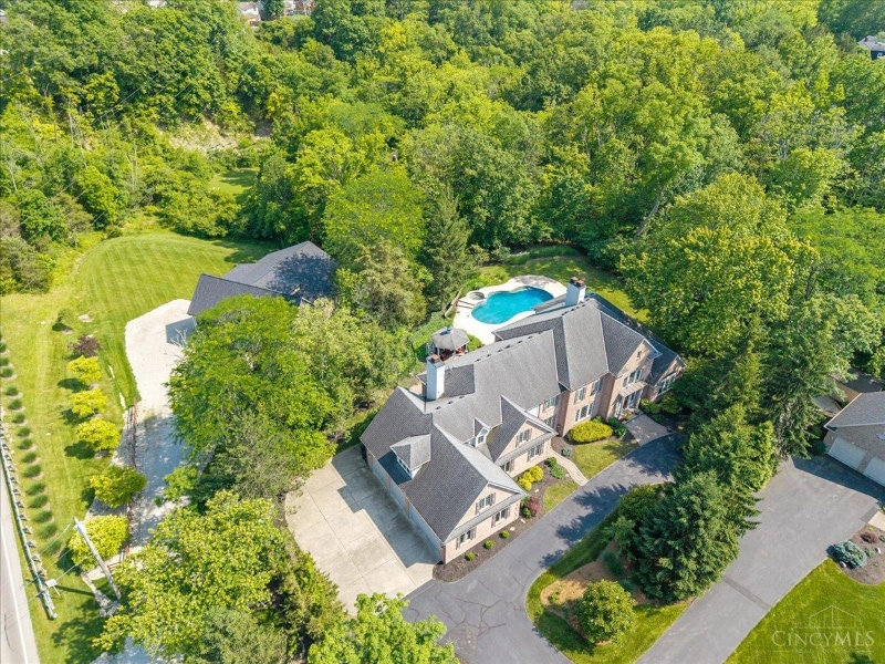 9123 E Kemper Rd in Cincinnati, OH - Building Photo