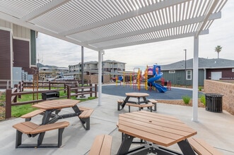 Cedar Grove Apartments in Santa Rosa, CA - Foto de edificio - Building Photo