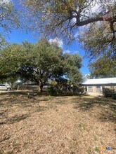 214 S Hackberry Ave in Luling, TX - Building Photo - Building Photo