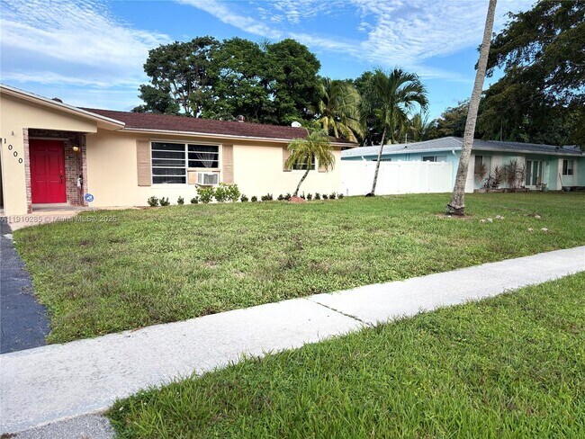 1000 Renmar Dr in Plantation, FL - Building Photo - Building Photo