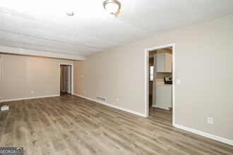 968 Oak Springs Ct in Stone Mountain, GA - Foto de edificio - Building Photo