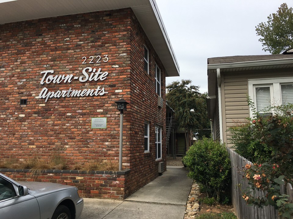 2223 Laurel Ave in Knoxville, TN - Building Photo