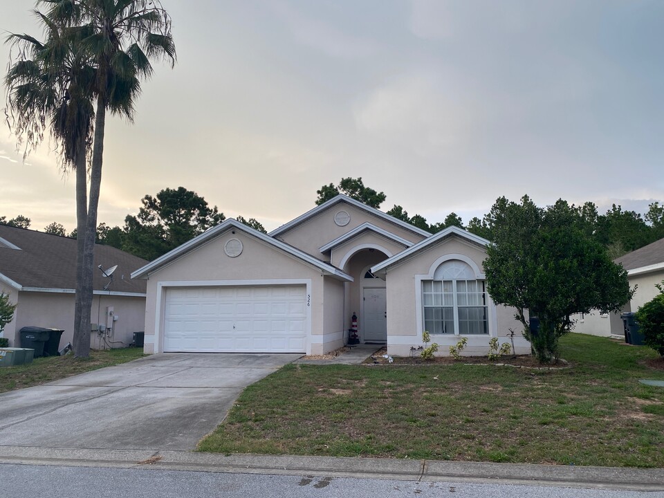 526 Pine Cone Dr in Davenport, FL - Foto de edificio