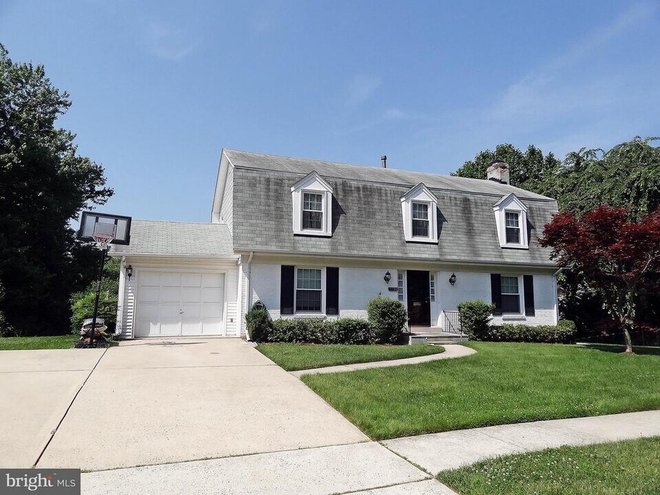 8702 Victory Ln in Potomac, MD - Building Photo