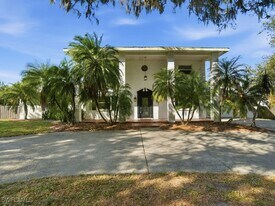4920 Shady River Ln in Ft. Myers, FL - Building Photo