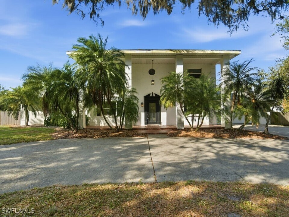 4920 Shady River Ln in Ft. Myers, FL - Building Photo