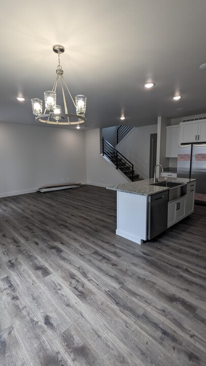 267 Blue Sky Ct in Sugar City, ID - Building Photo
