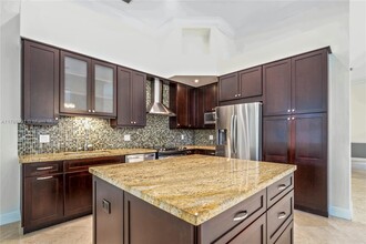 2724 Oakbrook Dr in Weston, FL - Building Photo - Building Photo