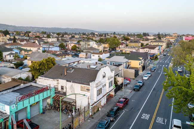 Station House in Oakland, CA - Foto de edificio - Building Photo