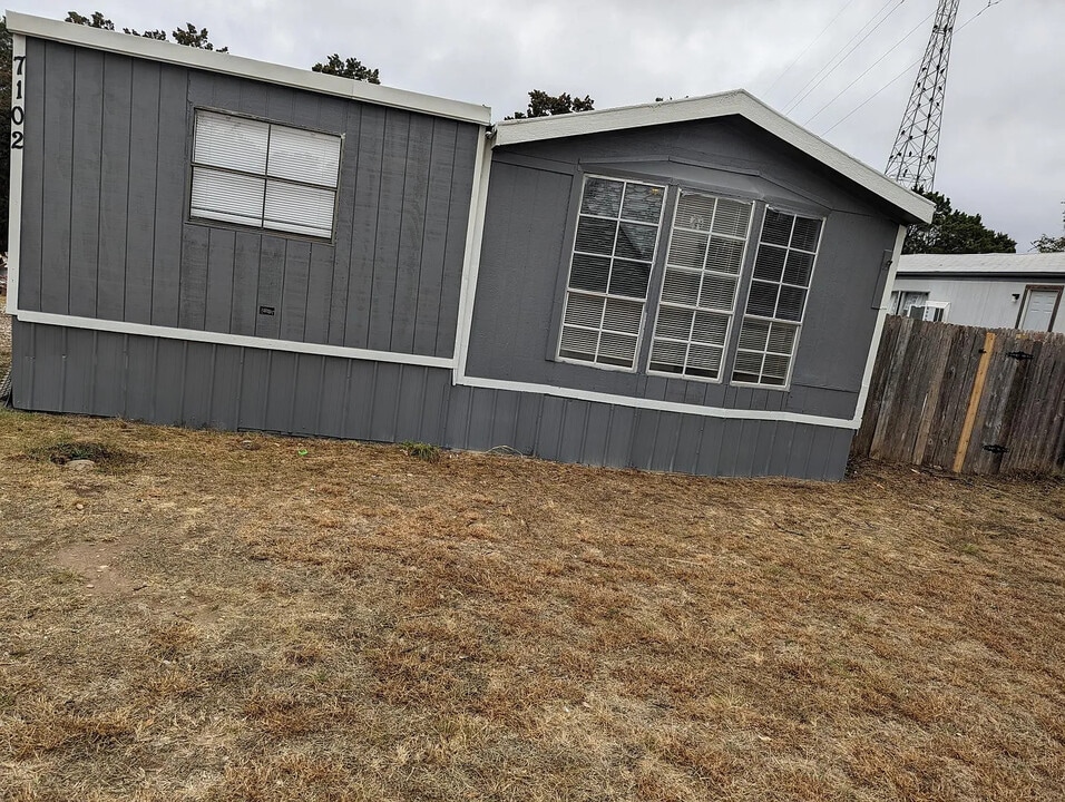 7102 Cowpoke Trail in Lago Vista, TX - Building Photo