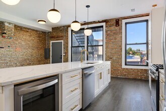 1371 N Milwaukee Ave-Unit -2 in Chicago, IL - Building Photo - Building Photo