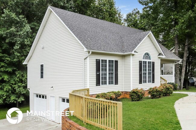 5232 Springhouse Farm Rd in Winston-Salem, NC - Foto de edificio - Building Photo