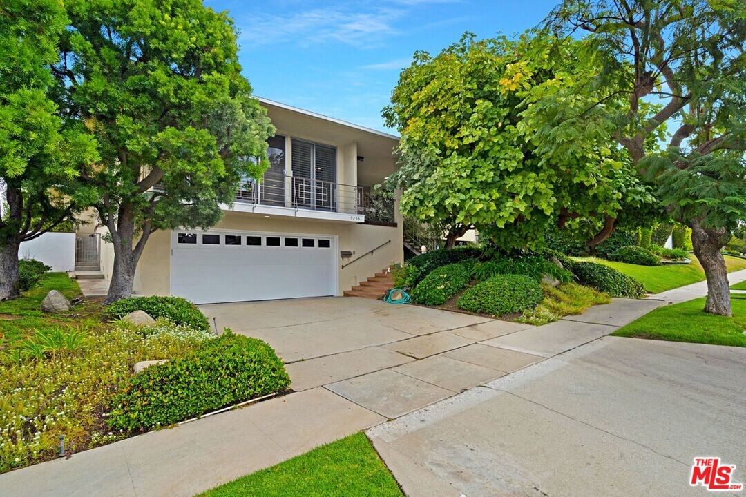 5255 W 64th St in Los Angeles, CA - Building Photo