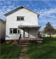 1038 Hamilton Ave in Farrell, PA - Building Photo