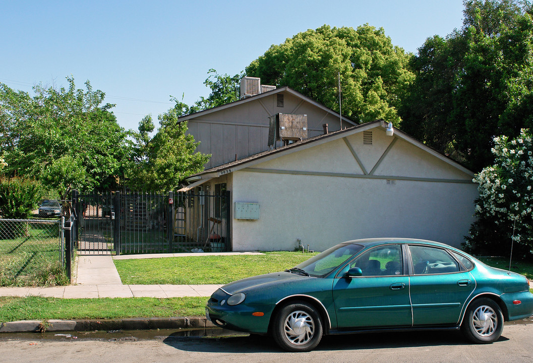 2025 E White Ave in Fresno, CA - Building Photo