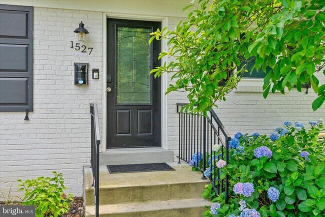 1527 Maurice Dr in Woodbridge, VA - Building Photo - Building Photo
