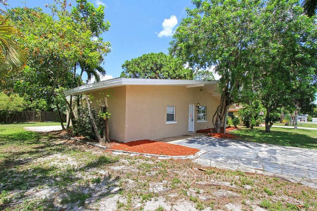 2449 Chandler Ave in Ft. Myers, FL - Foto de edificio - Building Photo