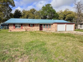 310 S Lightner Ave in Iowa, LA - Building Photo