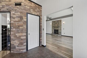 9425 Woodland Dr in Johnston, IA - Building Photo - Building Photo