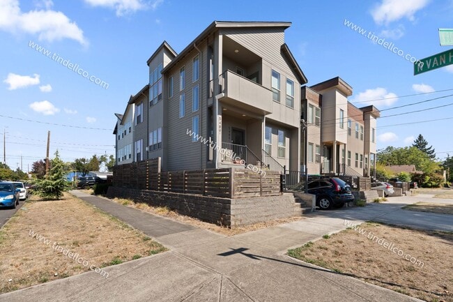 5489 N Bowdoin St in Portland, OR - Building Photo - Building Photo